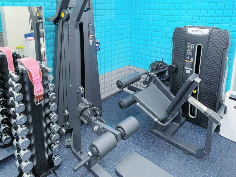 マシンやダンベルが映ったパーソナルジムの内装写真